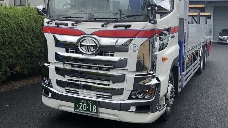 橋村運送の大型平ボディ車を正面から捉えた一枚
