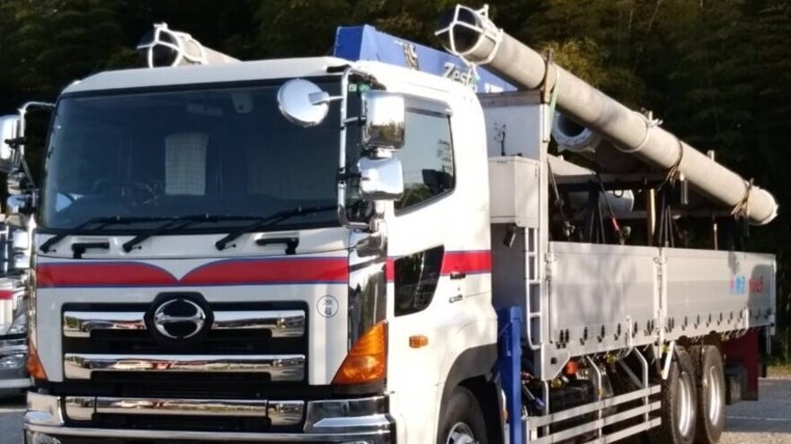 クレーンを格納したユニック車。竹林を背にした車庫での一枚