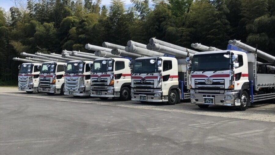 竹林を背に並ぶ橋村運送の車両群