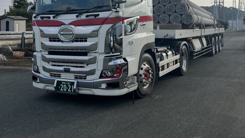 インフラ資材を積載した大型トラックとトレーラー