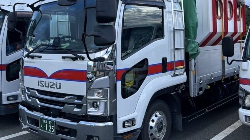 橋村運送の中型平ボディ車